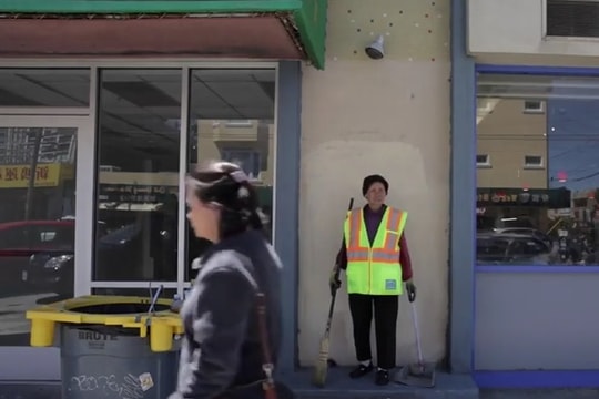 Cảnh đời của phụ nữ gốc Việt quét rác ở Mỹ