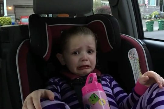 Bé gái 4 tuổi bật khóc vì ông Obama sắp mãn nhiệm