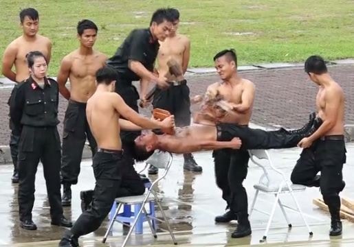 Những màn trình diễn 'mình đồng da sắt' của cảnh sát đặc nhiệm