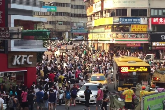 Hàng nghìn người hỗn loạn đi bắt Pokemon hiếm ở Đài Loan