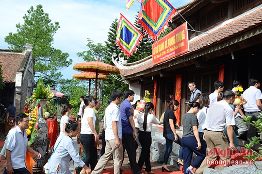 Đông đảo du khách về với lễ giỗ Hoàng đế Quang Trung