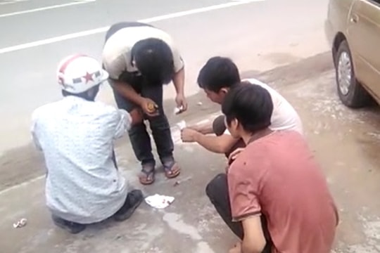 Nhóm thanh niên giúp đỡ người gặp tai nạn