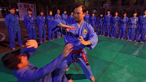 Phát ngôn viên Lê Hải Bình dạy võ miễn phí