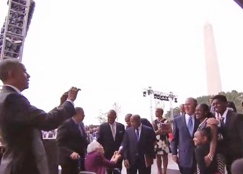 Video Tổng thống Obama chụp ảnh giúp Bush gây sốt