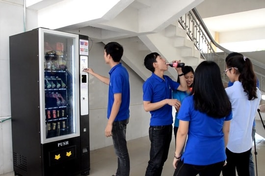 Máy bán hàng tự động thay thế căng-tin ở trường ĐH Vinh