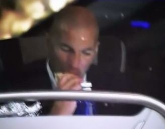 Zidane gặm bánh mỳ, soi lại trận hoà Dortmund ngay trên xe buýt