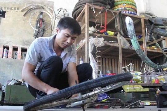 Thầy giáo sửa xe, bắt cá để bám đảo dạy học