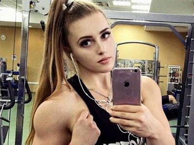 Cô gái nổi tiếng nhờ khuôn mặt Barbie và thân hình cơ bắp