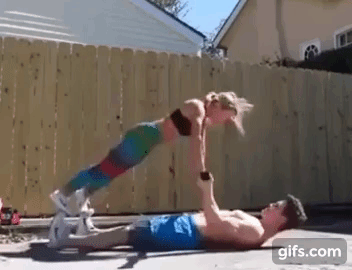 Cặp đôi tập thể dục như làm xiếc