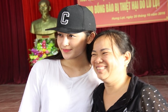 Clip Á hậu Huyền My tại buổi trao quà cho người dân xã Hưng Lợi