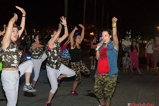 Màn biểu diễn Zumba sôi động tại quảng trường TP Vinh