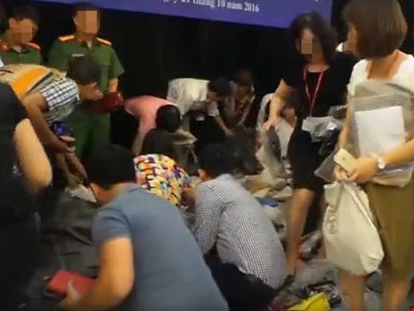 Quan khách lao vào dành giật tang vật tại lễ tiêu hủy