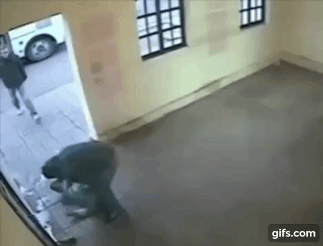 'Soái ca' cứu phụ nữ bị đánh tại trạm xe buýt ở Nga