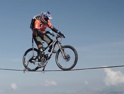 Đạp xe trên dây ở độ cao hơn 100 m