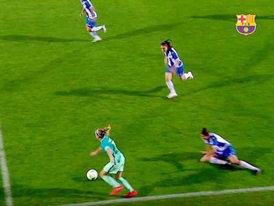 Pha solo khó tin của nữ cầu thủ Barca