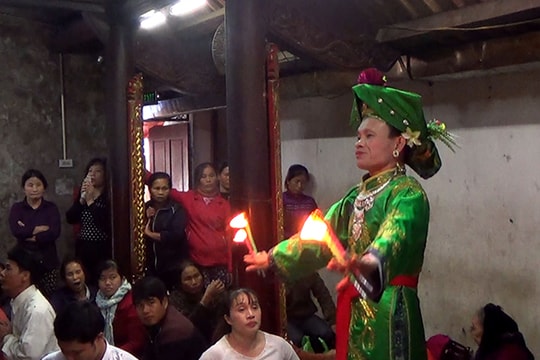 Diễn xướng hầu đồng đặc sắc tại lễ hội đền ông Hoàng Mười