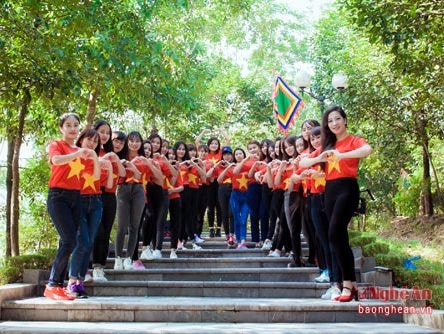 Nữ sinh sư phạm xinh đẹp hát quốc ca trong clip kỷ yếu