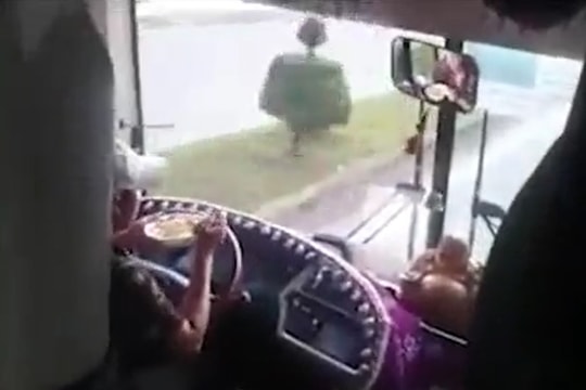 Tài xế vừa ăn mì tôm vừa lái xe khiến hành khách chết khiếp