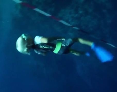 'Người nhái' 3 tuổi lặn một mình không cần bình oxy