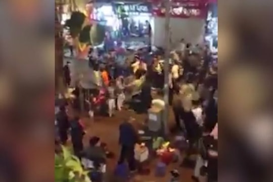 Hàng chục thiếu niên đánh chém nhau trên phố đi bộ Hà Nội