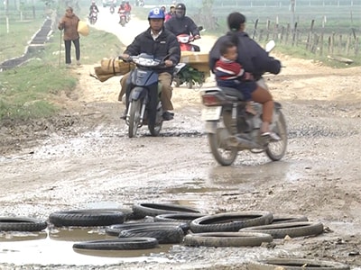 Thanh Chương: Dân khổ sở vì đường xuống cấp