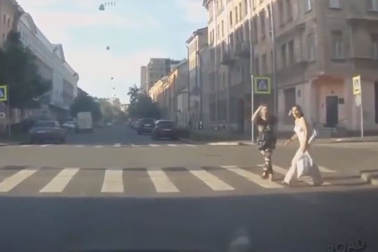 Người đi bộ cảm ơn tài xế vì được nhường đường