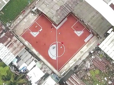 Sân bóng kỳ dị ở khu ổ chuột của Thái Lan