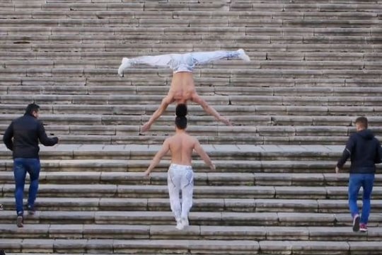 Nghệ sĩ xiếc Việt Nam giành kỷ lục Guiness khi đi thăng bằng đối đầu leo cầu thang