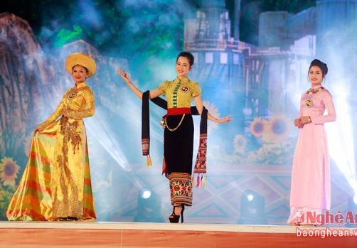 Clip thí sinh Người đẹp hoa hướng dương sải bước trong đêm chung khảo