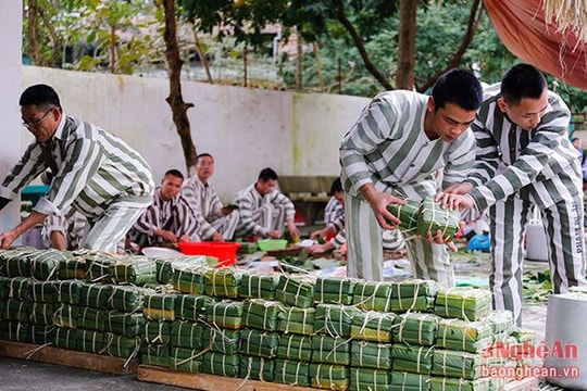 Xúc động ngày cuối năm trong trại giam