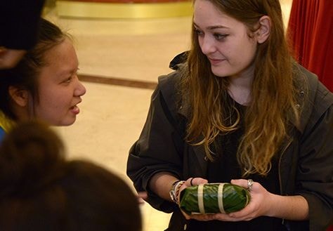 Khách nước ngoài gói bánh chưng tặng người nghèo ở TP Vinh