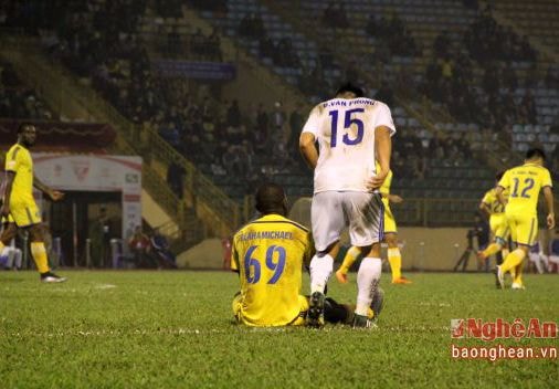 Xem bàn thắng của Quảng Nam khiến SLNA bức xúc, yêu cầu loại trọng tài