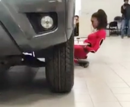 'Nữ hoàng uốn dẻo' gây sốt mạng xã hội