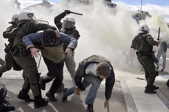 Cảnh sát các nước trấn áp người biểu tình quá khích như thế nào?