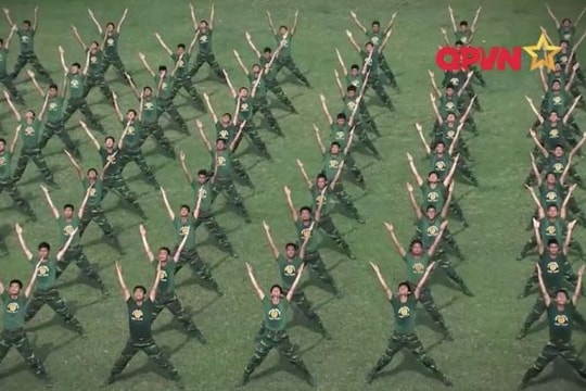 Clip bộ đội Việt Nam tập thể dục cực ấn tượng