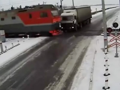 Xe tải gây tai nạn liên hoàn trên đường sắt