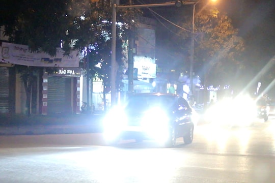 Bật đèn pha, hai ta đều khổ!