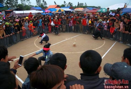 Cười té ghế với trò bịt mắt bắt vịt ở Lễ hội đền Đức Hoàng