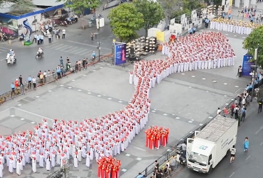 1.000 nữ sinh mặc áo dài xếp hình bản đồ Việt Nam