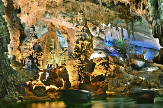 Trekking động Thiên Đường ngắm giếng trời huyền ảo