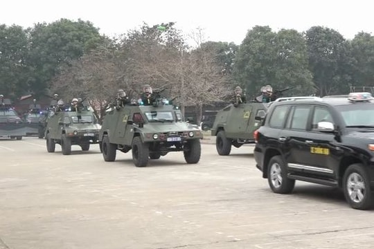 Cảnh sát đặc nhiệm diễu binh cùng xe bọc thép đặc chủng