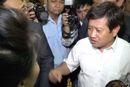 Ông Đoàn Ngọc Hải tranh luận với nhân viên khách sạn về lấn chiếm vỉa hè