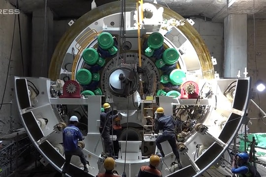 Robot khổng lồ thi công nhà ga ngầm metro số 1 của Sài Gòn