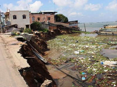 14 căn nhà bề thế chìm xuống sông trong chớp mắt