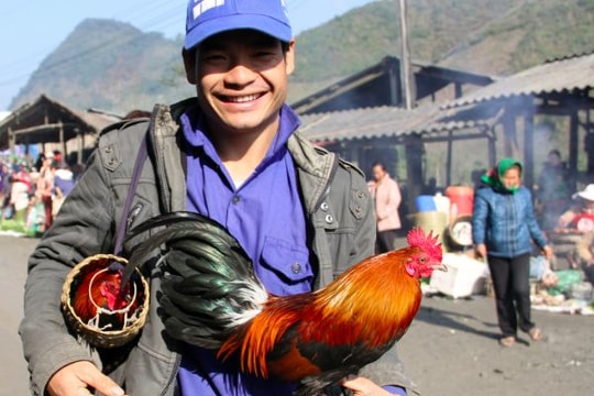 Phiên chợ đặc biệt nơi biên giới ngày 30/4