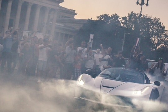 Siêu xe triệu đô Ferrari đốt lốp trên đường