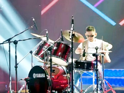Hot boy 7 tuổi đánh trống gây phấn khích