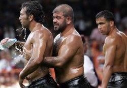 Hơn 2.000 người thoa dầu, dự cuộc thi vật 600 năm tuổi