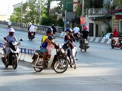 Bát nháo tình trạng giao thông tại chân cầu vượt Quán Bánh