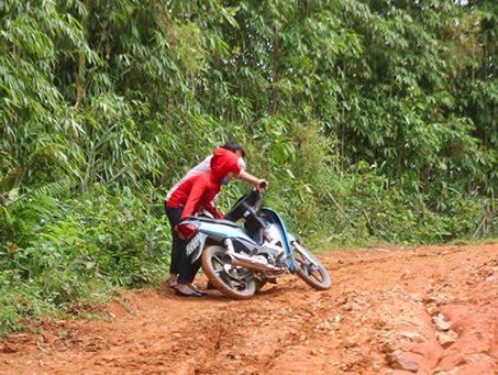 Gian nan đường vào bản dạy học của cô giáo mầm non Pà Khốm